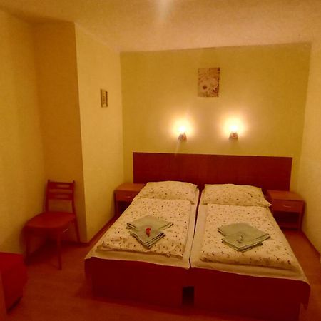 Rodinný apartmán s posedením pod košatým orechom. Trávnica Esterno foto