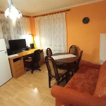 Rodinný apartmán s posedením pod košatým orechom. Trávnica Esterno foto
