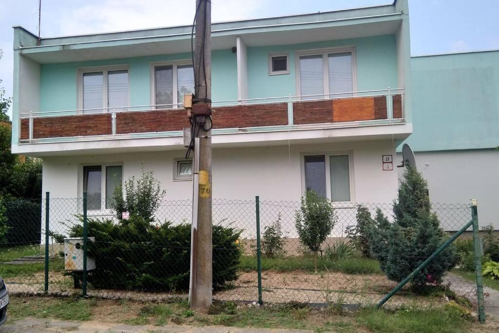 Rodinný apartmán s posedením pod košatým orechom. Trávnica Esterno foto
