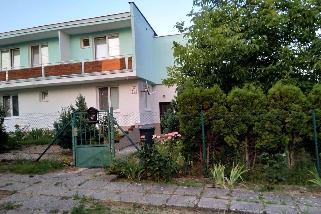 Rodinný apartmán s posedením pod košatým orechom. Trávnica Esterno foto