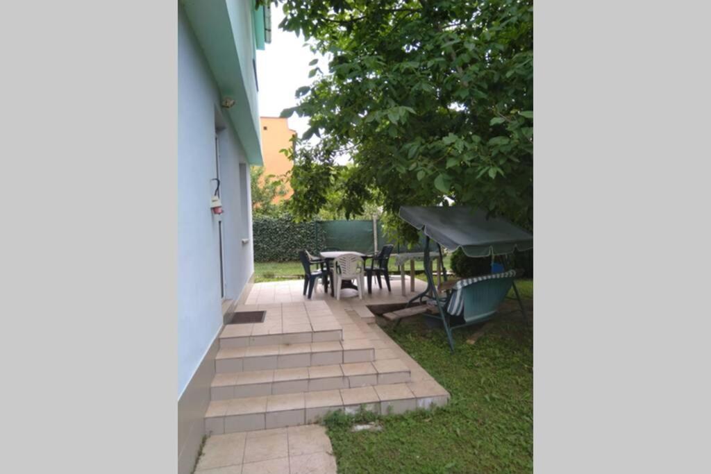 Rodinný apartmán s posedením pod košatým orechom. Trávnica Esterno foto