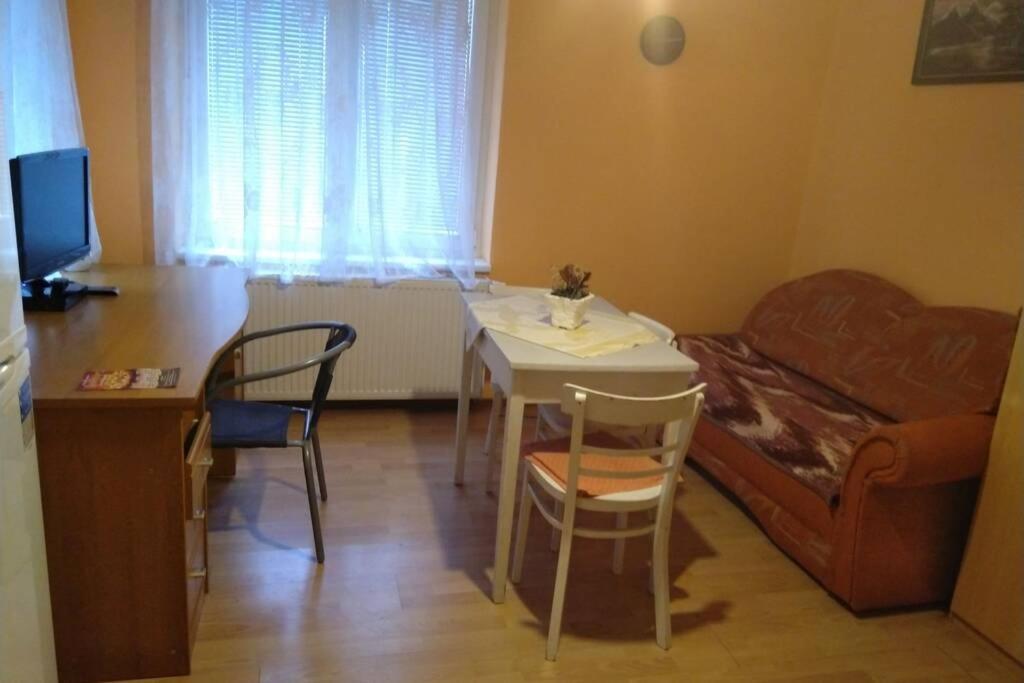 Rodinný apartmán s posedením pod košatým orechom. Trávnica Esterno foto