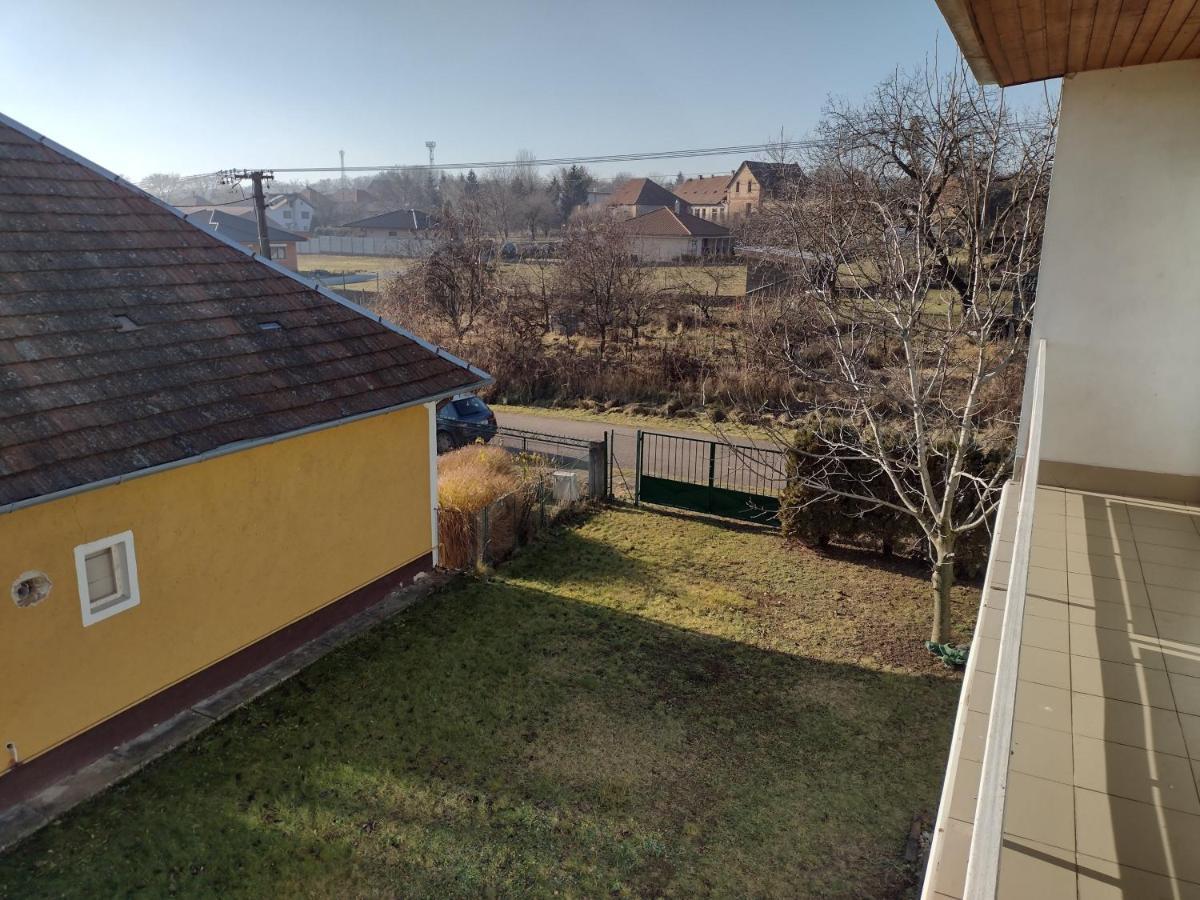 Rodinný apartmán s posedením pod košatým orechom. Trávnica Esterno foto
