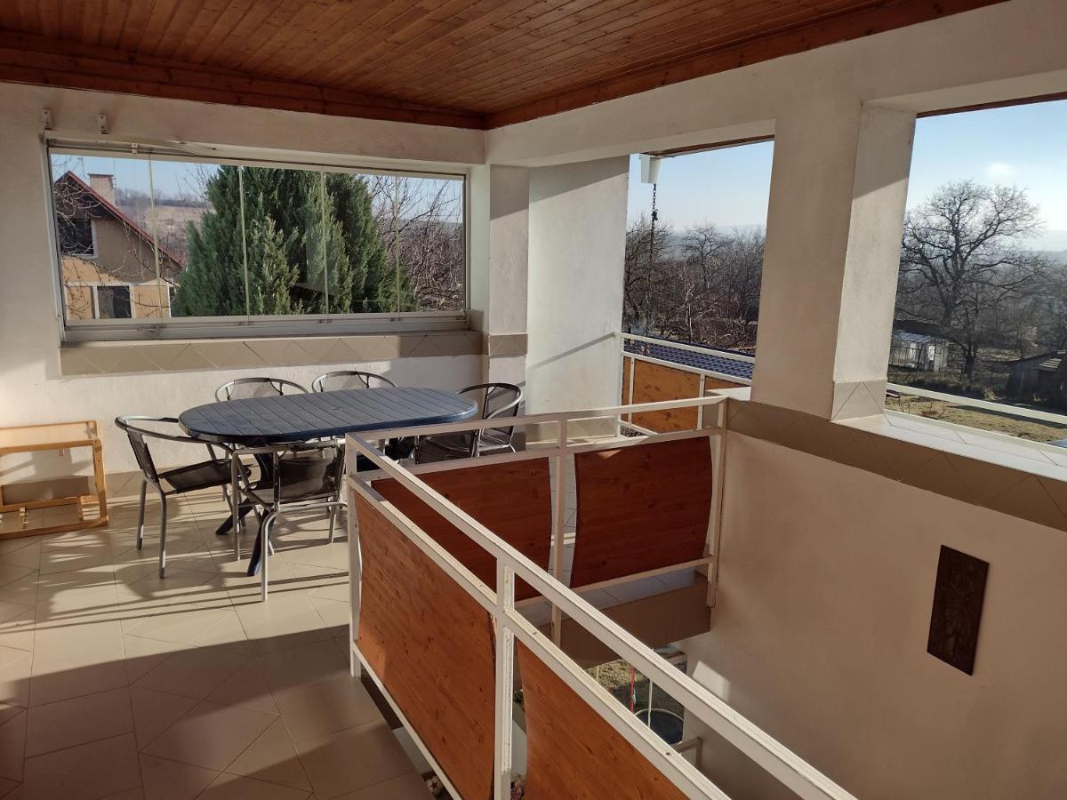 Rodinný apartmán s posedením pod košatým orechom. Trávnica Esterno foto