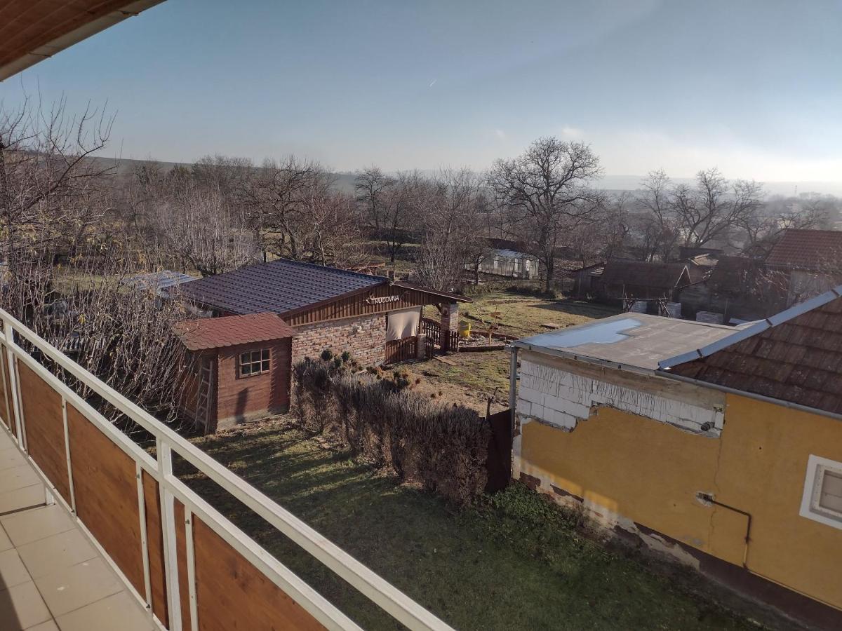 Rodinný apartmán s posedením pod košatým orechom. Trávnica Esterno foto