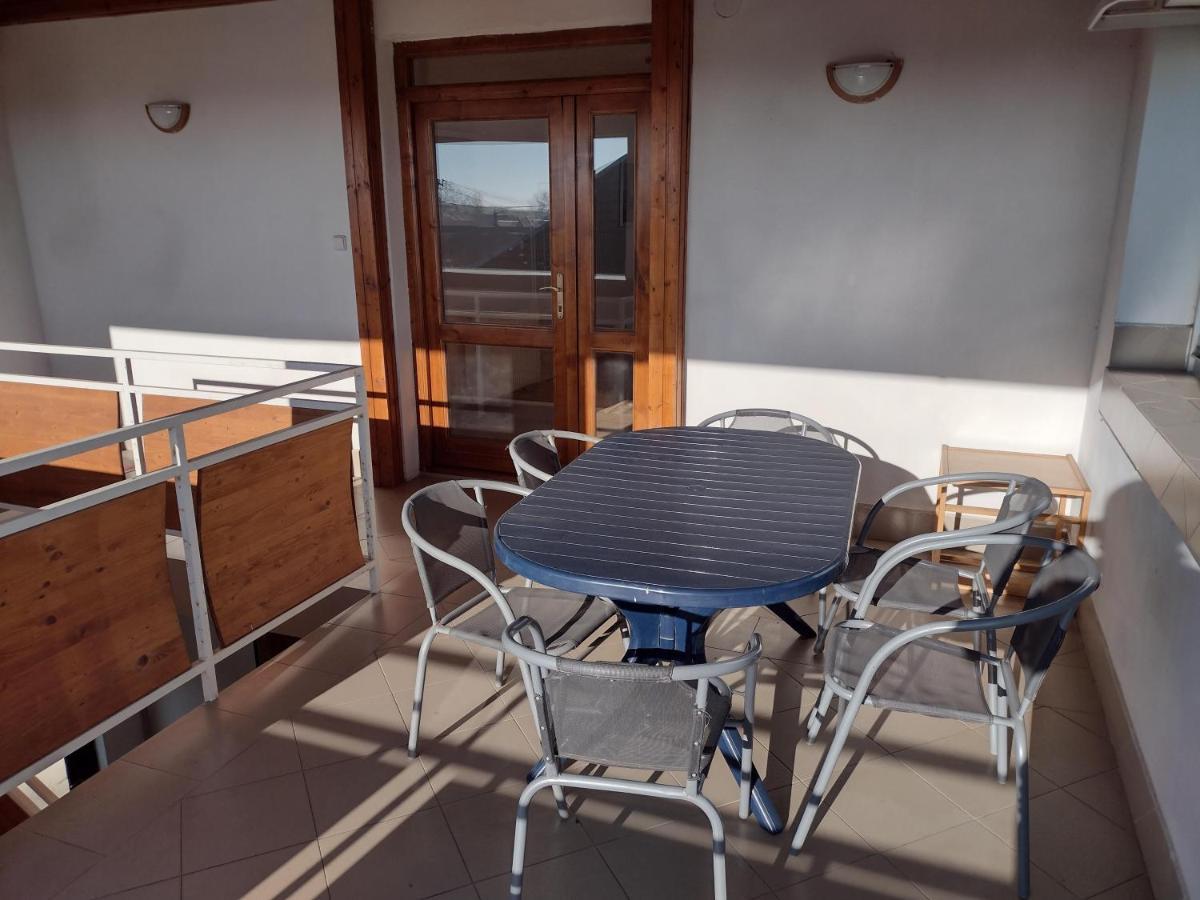 Rodinný apartmán s posedením pod košatým orechom. Trávnica Esterno foto