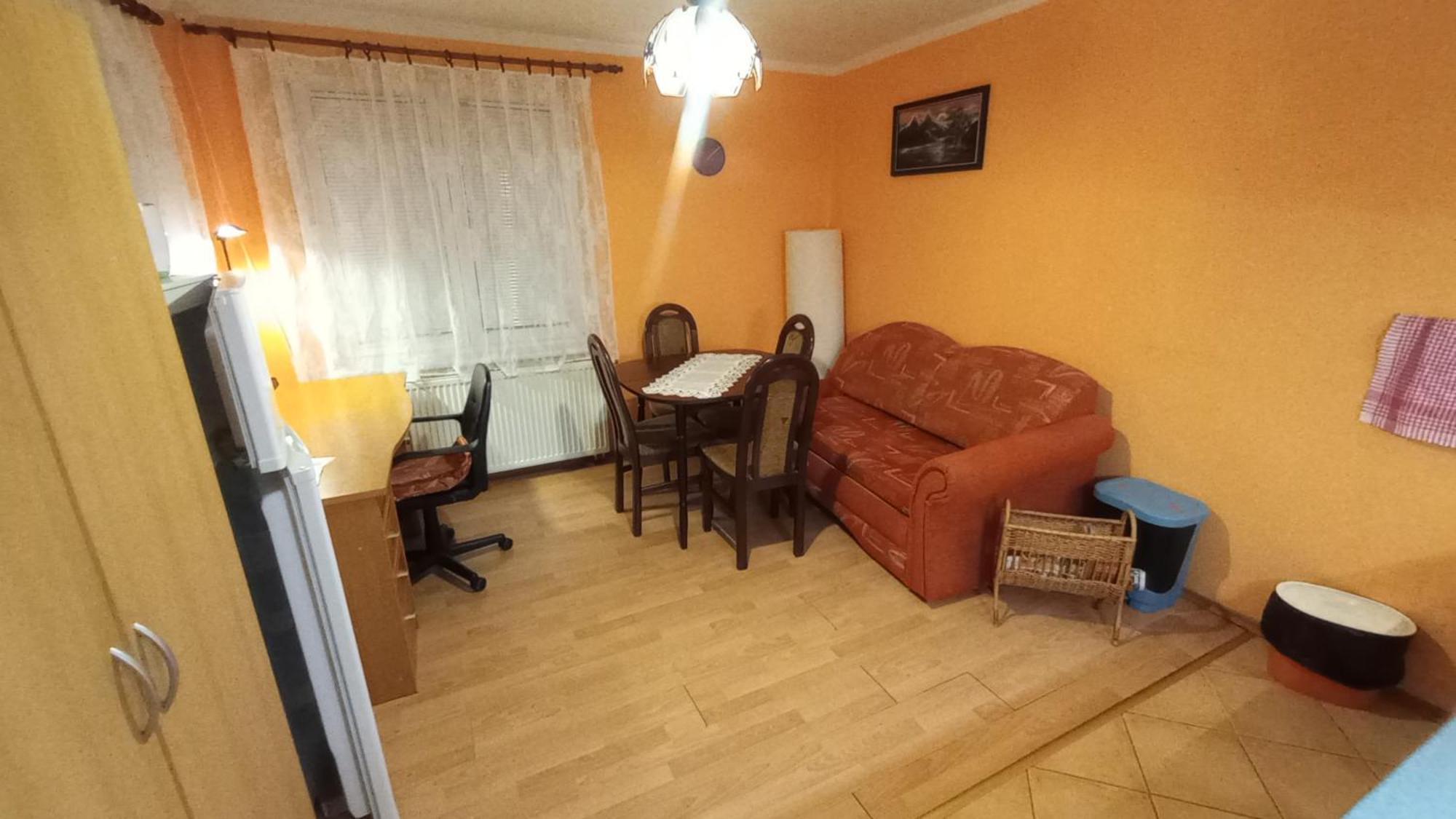 Rodinný apartmán s posedením pod košatým orechom. Trávnica Esterno foto