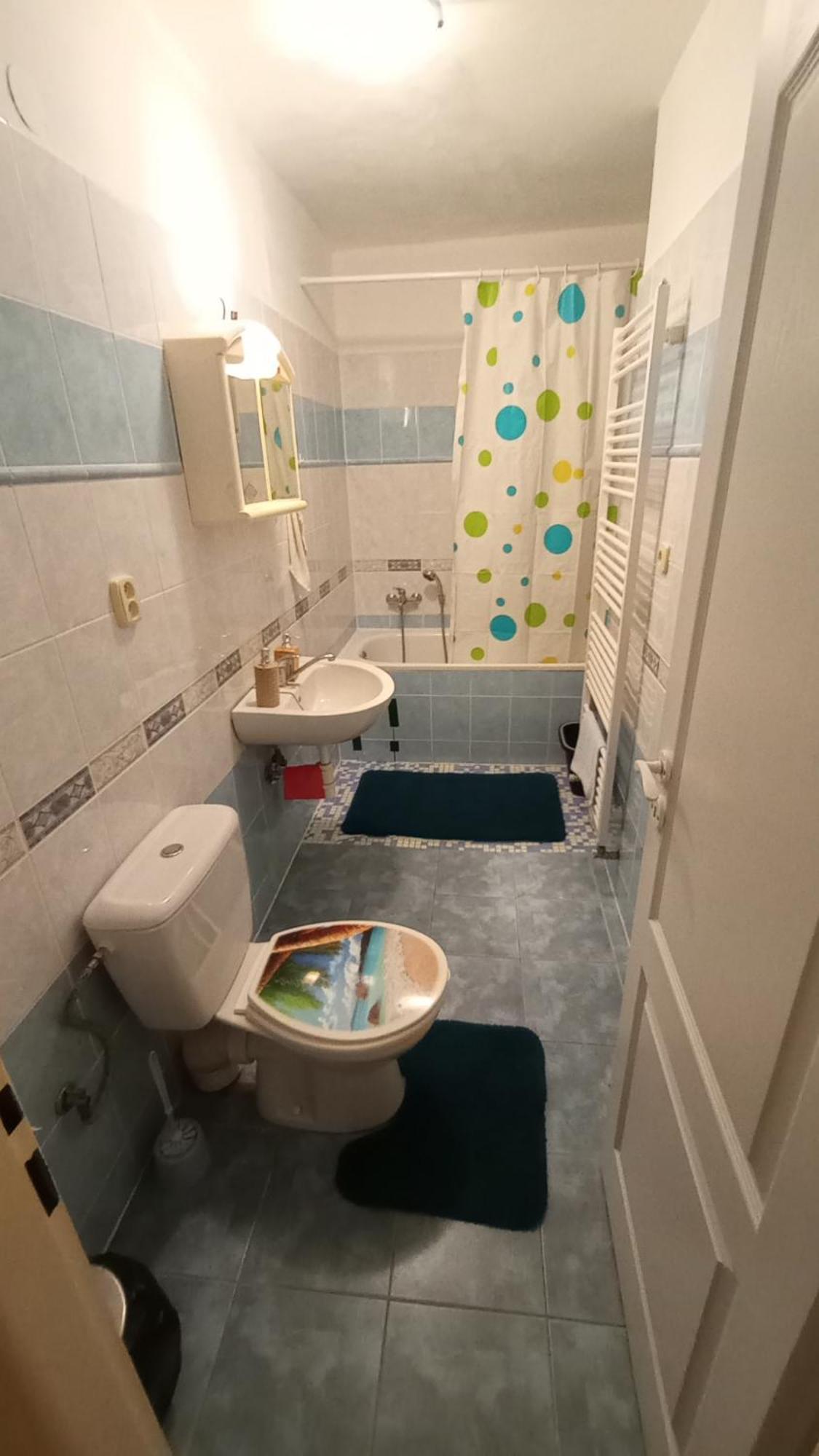 Rodinný apartmán s posedením pod košatým orechom. Trávnica Esterno foto