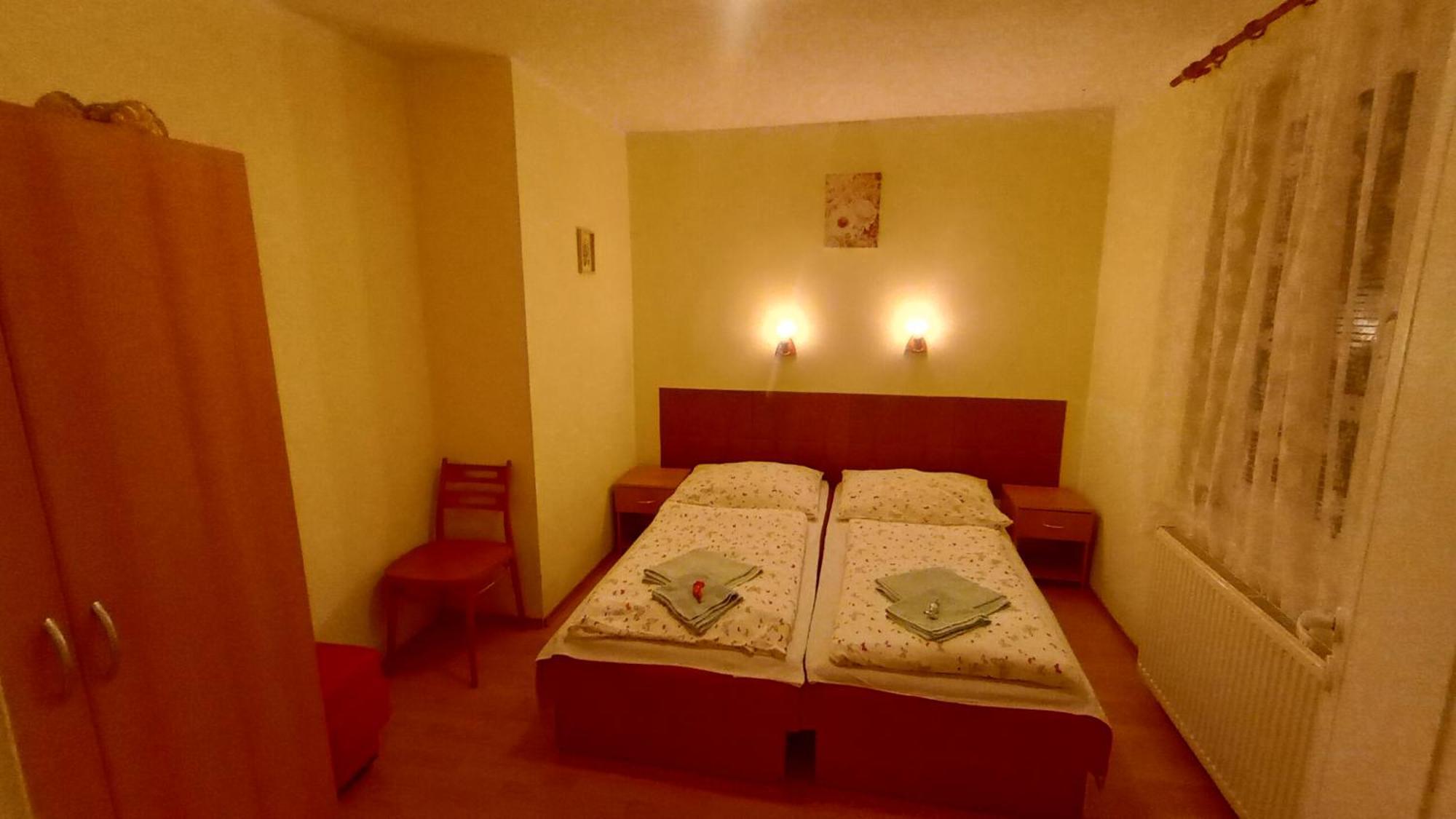 Rodinný apartmán s posedením pod košatým orechom. Trávnica Esterno foto