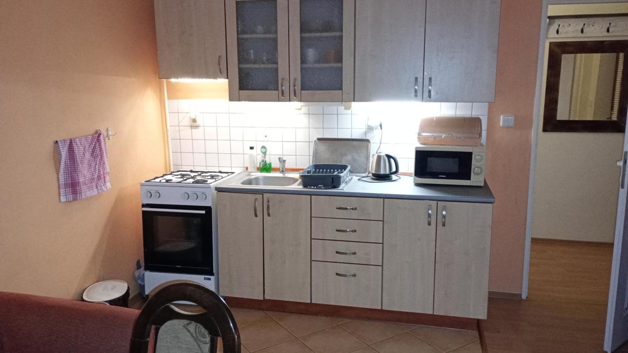 Rodinný apartmán s posedením pod košatým orechom. Trávnica Esterno foto